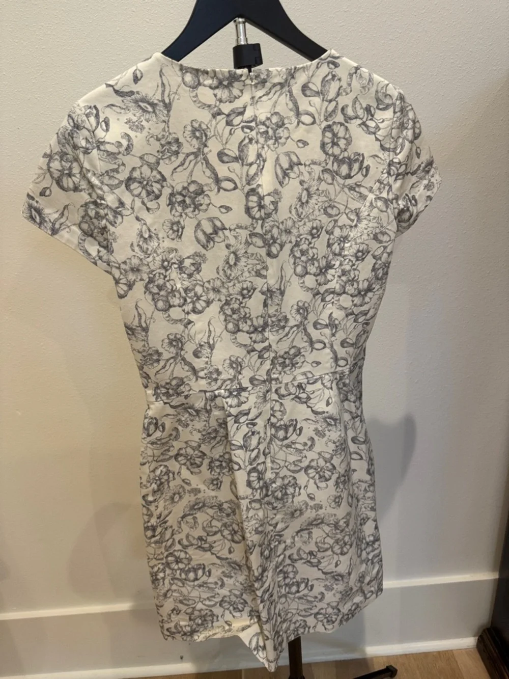 Brooks Brothers White‎ and Gray Floral Short-Sleeve Sheath Dress
